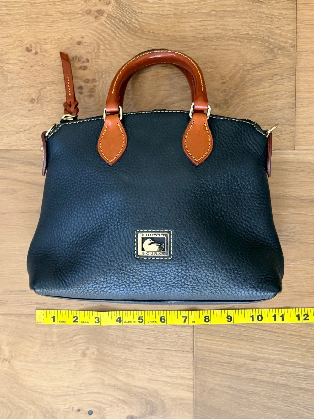 Dooney & Bourke Pebble Grain Leather Zip Satchel Bag Black Tan Classic Preppy